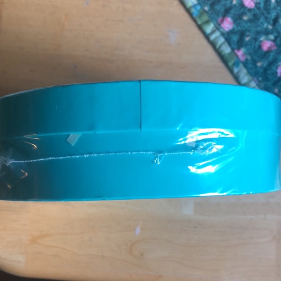 Brand new/ unopened box with scented candle by Body & Earth - Picture 4 of 4